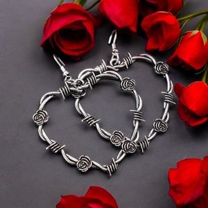 🆕 🖤Vintage Silver Gothic Heart Shape Rose & Thorne Dangle Hook Earrings🖤